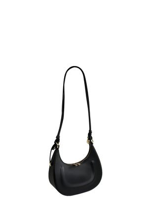Sac à main en cuir noir avec une forme courbée, une seule sangle ajustable, des accents en matériel doré et une fermeture éclair. Texture lisse.