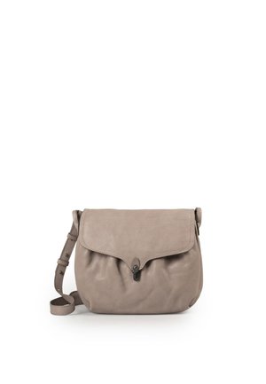 Weiche Leder-Umhängetasche in Taupe mit Klappverschluss und verstellbarem Riemen, vor schlichtem weißem Hintergrund.
