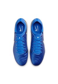 Botas de fútbol azules con parte superior texturizada, cordones planos y un logo de Nike negro. El diseño incluye suaves estrías para mejorar el agarre.