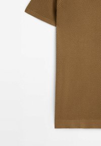 Pull en tricot brun à manches courtes avec un motif en nid d'abeille texturé et des poignets côtelés aux manches et à l'ourlet.