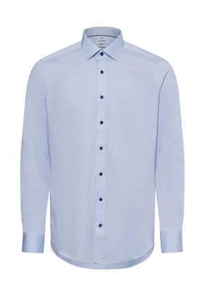 Hellblaues Langarmshirt aus glattem Stoff, mit einer knöpfbaren Front in Dunkelblau und einem gemusterten Innenkragen.