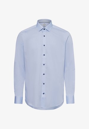 Hellblaues Langarmshirt aus glattem Stoff, mit einer knöpfbaren Front in Dunkelblau und einem gemusterten Innenkragen.