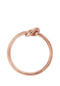 Bague en or rose avec un anneau lisse et rond et un détail de nœud proéminent reliant deux sections de l'anneau, avec une finition polie.