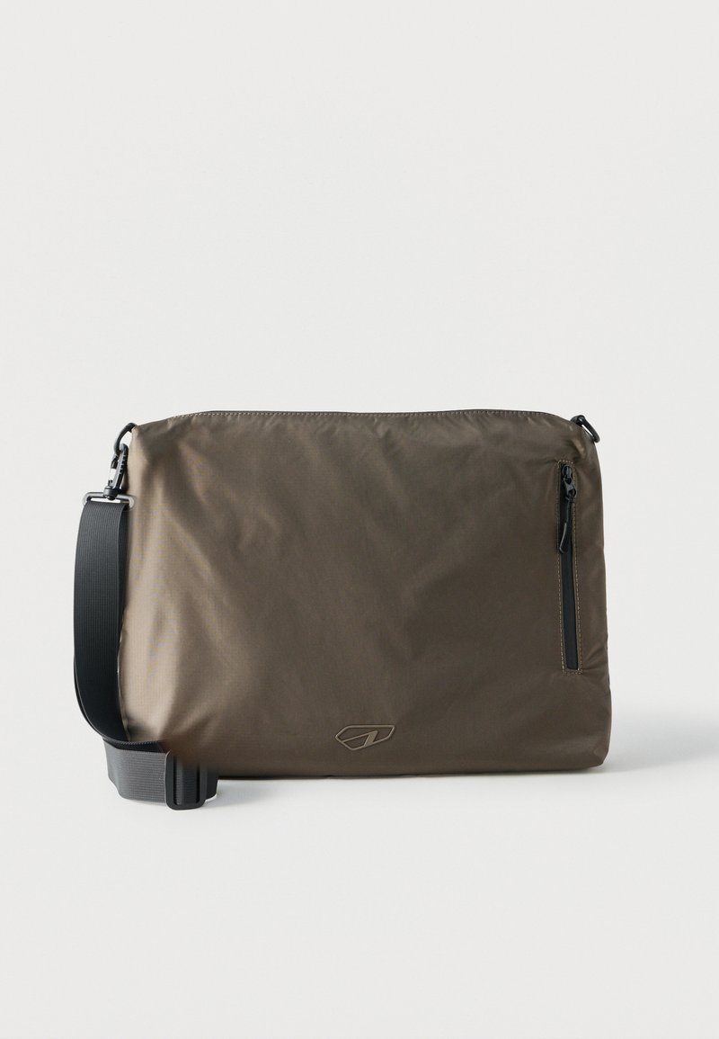 Μικρή σκούρα καφέ ορθογώνια τσάντα ώμου με ρυθμιζόμενο μαύρο λουρί και κάθετη τσέπη με φερμουάρ στη μπροστινή δεξιά πλευρά.