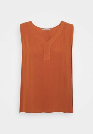 Mouwloze blouse in gebrand oranje met V-hals en voorplooidetail, gemaakt van lichtgewicht stof geschikt voor casual dragen.
