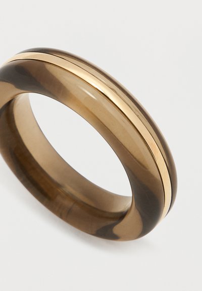 Barna áttetsző gyanta karkötő, melynek külső kerületén sima, fényes arany fém berakás fut.