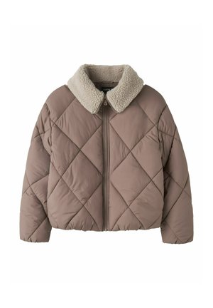 Veste courte marron matelassée avec une fermeture éclair à l'avant et un col en polaire beige, présentée sur fond blanc.