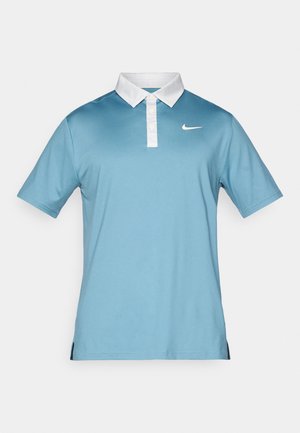 Lyseblå polo med hvit krage, kort erm, og en liten hvit Nike-logo på venstre bryst; laget av glatt, lett materiale.