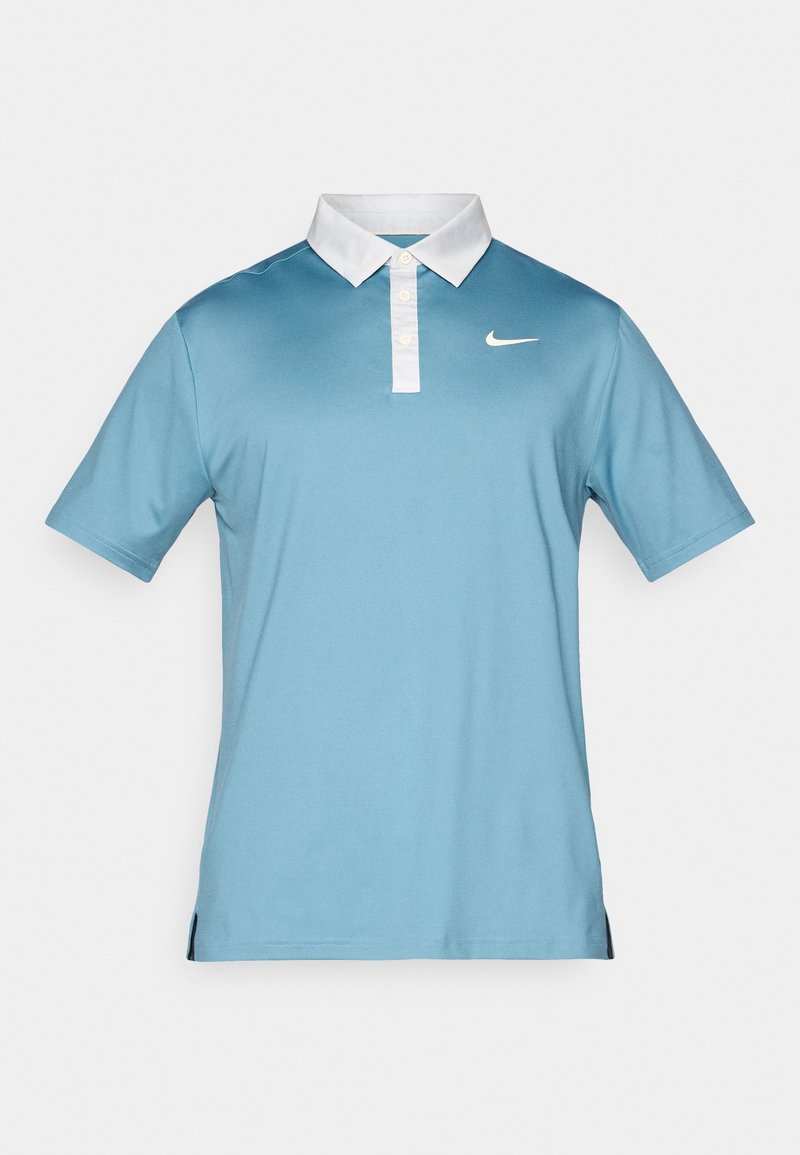 Lyseblå polo-shirt med hvid krave, korte ærmer og et lille hvidt Nike-logo på venstre bryst; lavet af glat, letvægtsmateriale.