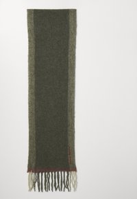 Écharpe vert olive en tissu doux, avec des franges aux extrémités. Accents subtils en vert clair et rouge le long des bords.