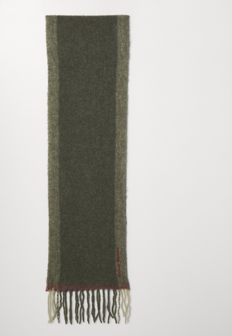 Écharpe vert olive en tissu doux, avec des franges aux extrémités. Accents subtils en vert clair et rouge le long des bords.