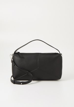 Zwarte leren clutch met een geometrisch gestikt ontwerp, voorzien van een afneembare schouderband, ritssluiting en een soepele textuur.