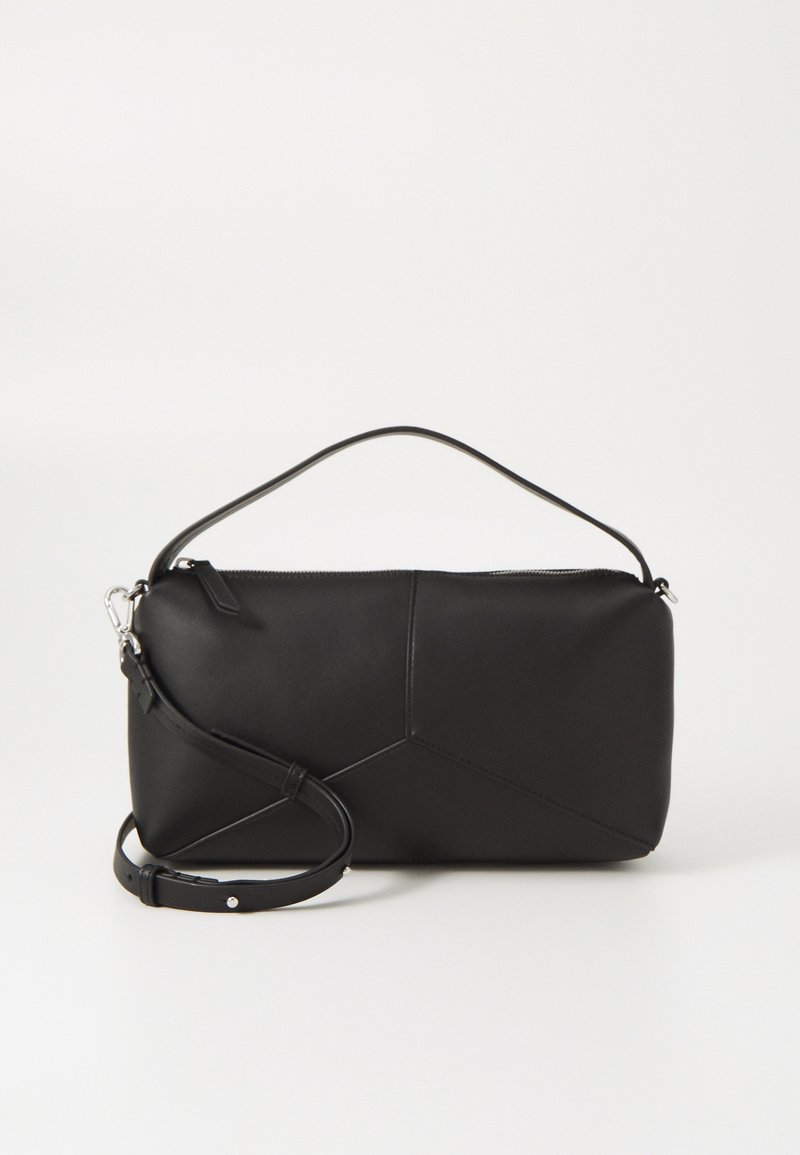 Svart skinn clutch-veske med geometrisk sømdesign, som har en avtagbar skulderrem, glidelås-lukking og glatt tekstur.