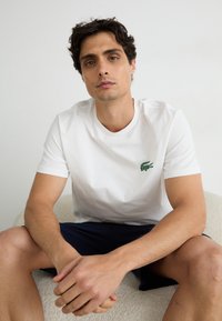 Lacoste TEE - Camiseta estampada - white/green