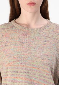 Mehrfarbiger Strickpullover mit Rundhalsausschnitt, weichem Griff und einer Mischung aus Pastellnuancen mit gesprenkelten Akzenten.