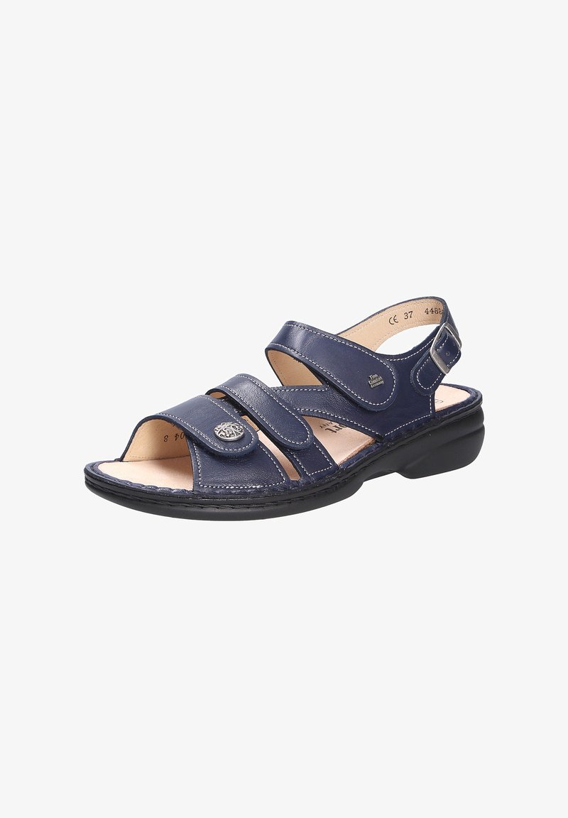 Marineblauwe leren sandaal met open teen, meerdere verstelbare banden en een gestructureerde zool. Heeft een decoratieve metalen logo accent.