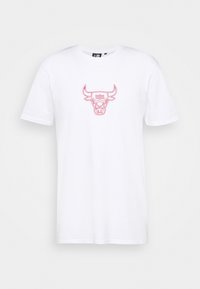 Camiseta blanca de manga corta con un diseño de cabeza de toro contorneado en rojo centrado en el pecho, fondo liso.