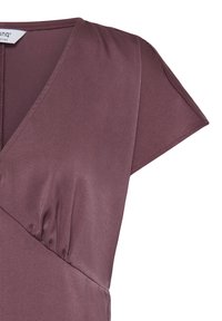 Section de robe courte en satin violet à manches courtes avec un col en V et un détail froncé sous la poitrine, montrant l'épaule et la partie supérieure de la poitrine.