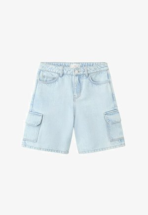 Shorts cargo en denim bleu clair avec passants pour ceinture, fermeture à bouton et glissière, poches avant et poches à rabat latérales.