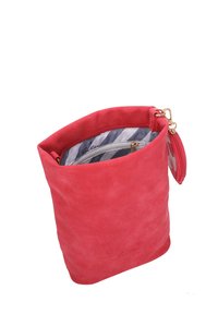 Rote Wildleder-Tasche mit weicher Textur, ausgestattet mit einem Reißverschluss-Innenfach und einem goldfarbenen Hardware-Akzent an der Seite. Gestreifte Fütterung im Inneren.