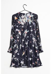 Blumenkleid aus schwarzem Stoff, mit langen Ärmeln, einem runden Ausschnitt und einem ausgestellten Saum. Lebendige Blumenmuster in verschiedenen Farben schmücken das Design.