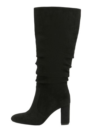Stivale alto in suede nero con design sdrucito, punta arrotondata e tacco largo. La superficie ha una texture morbida e liscia.