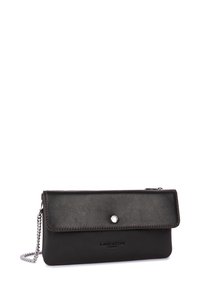 La pochette in pelle nera presenta una chiusura con bottone a scatto, una tracolla a catena e dettagli cuciti. Texture liscia con logo impresso sul davanti.