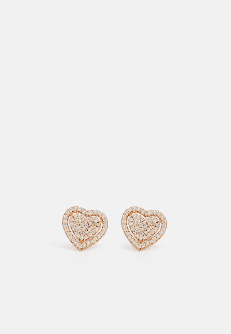 Pendientes en forma de corazón en tono dorado que presentan un doble contorno con una superficie incrustada de pequeñas piedras claras. Acabado texturizado y pulido.