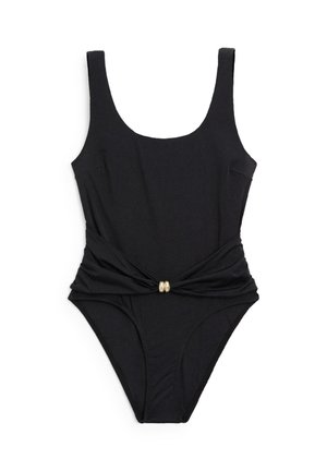 Zwart eendelig badpak met ronde halslijn en brede schouderbanden, met een geplooid taille detail met twee kleine gouden ringen.
