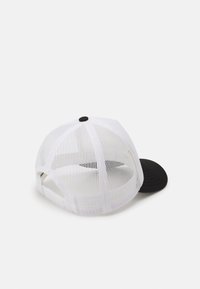 Hvit mesh baseball cap med svart brem, med en hel bakside og knappdetalj på toppen. Designet inkluderer buet skjerm og justerbar stropp.