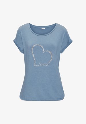 Hele helesinist sinine, lühikeste varrukatega t-särk pehmest kangast, millel on hõbedase sädelusega südamekujundus ja sõna "Lapel" all. Ümar kaelus.