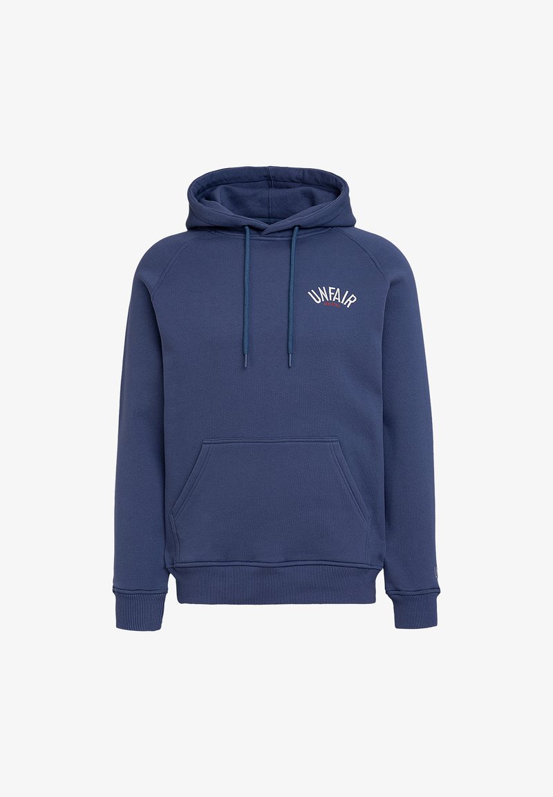 Felpa blu navy con cappuccio regolabile, tasca a marsupio sul davanti e maniche raglan. Presenta la scritta "UNFAIR" ricamata in bianco sul petto.