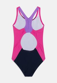 Costume da bagno multicolore con sezioni rosa e viola su una base blu navy. Progettato con schiena a racer e dettagli ritagliati. Tessuto morbido al tatto.