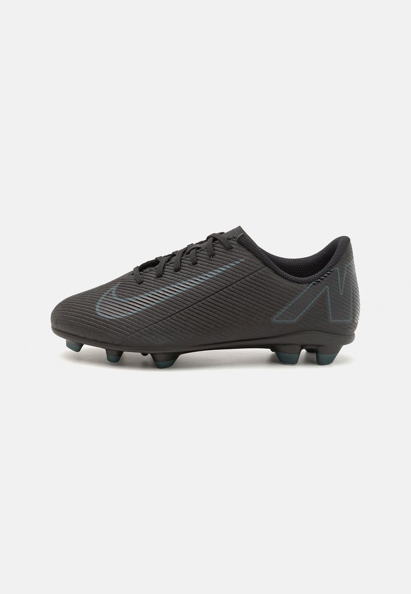 Crampons de football noirs avec une tige texturée, dotés d'une bande d'accent bleue, fermeture à lacets et semelle à six crampons pour une meilleure traction. Design léger.