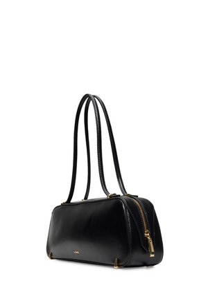 Bolso de mano de cuero negro con herrajes dorados, forma rectangular, doble asa para el hombro y cierre superior de cremallera. Textura suave, detalles mínimos.