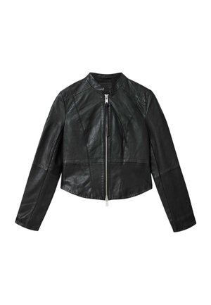 Chaqueta corta de cuero negra con cremallera frontal plateada, mangas largas y cuello alto, mostrada sobre un fondo blanco.