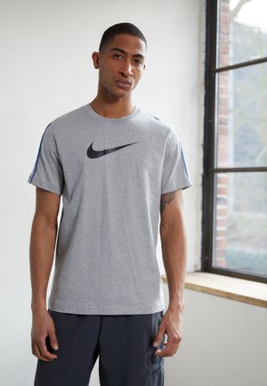 M NSW REPEAT SS - T-shirt imprimé - grey heather/midnight navy/mystic navy/black