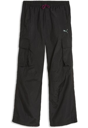 Schwarze Cargohose mit weitem Bein, elastischem Bund, lila Kordelzug, seitlichen Klappentaschen und kleinem Puma-Logo am rechten Oberschenkel.
