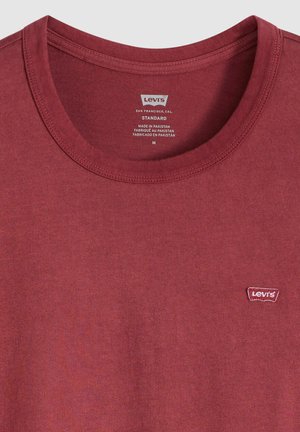 Bordeauxrotes Baumwoll-T-Shirt mit rundem Ausschnitt. Besitzt ein kleines rotes Levi's-Logo auf der linken Brust. Glatte Textur, Standardpassform.
