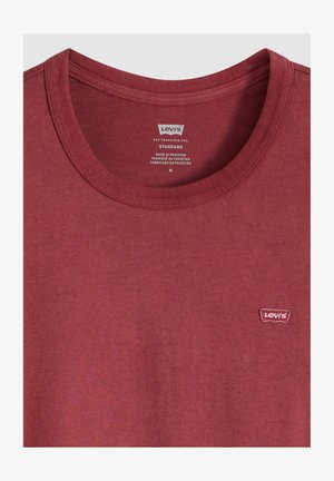 Bordeauxrotes Baumwoll-T-Shirt mit rundem Ausschnitt. Besitzt ein kleines rotes Levi's-Logo auf der linken Brust. Glatte Textur, Standardpassform.