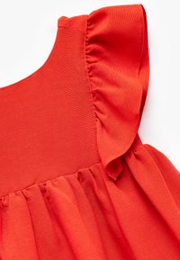 Abito rosso caratterizzato da un colletto rotondo, spalline arricciate e dettagli in tessuto arricciato lungo il corpetto per un tocco di texture in più.