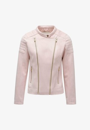 Veste en suède synthétique rose clair avec des détails matelassés aux épaules, deux fermetures éclair diagonales à l'avant et deux poches latérales avec des accents dorés.
