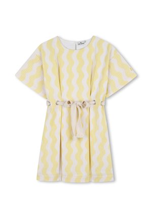 Robe à manches courtes avec rayures ondulées jaunes et blanches, col rond et ceinture beige ajustable à la taille.