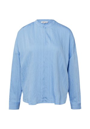 Blusa a maniche lunghe azzurro chiaro con sottili righe verticali, colletto alla coreana e chiusura con un solo bottone al collo.