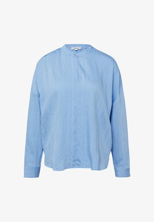 Lichtblauwe blouse met lange mouwen, subtiele verticale strepen, een mandarijnkraag en een enkele knoopsluiting bij de halslijn.