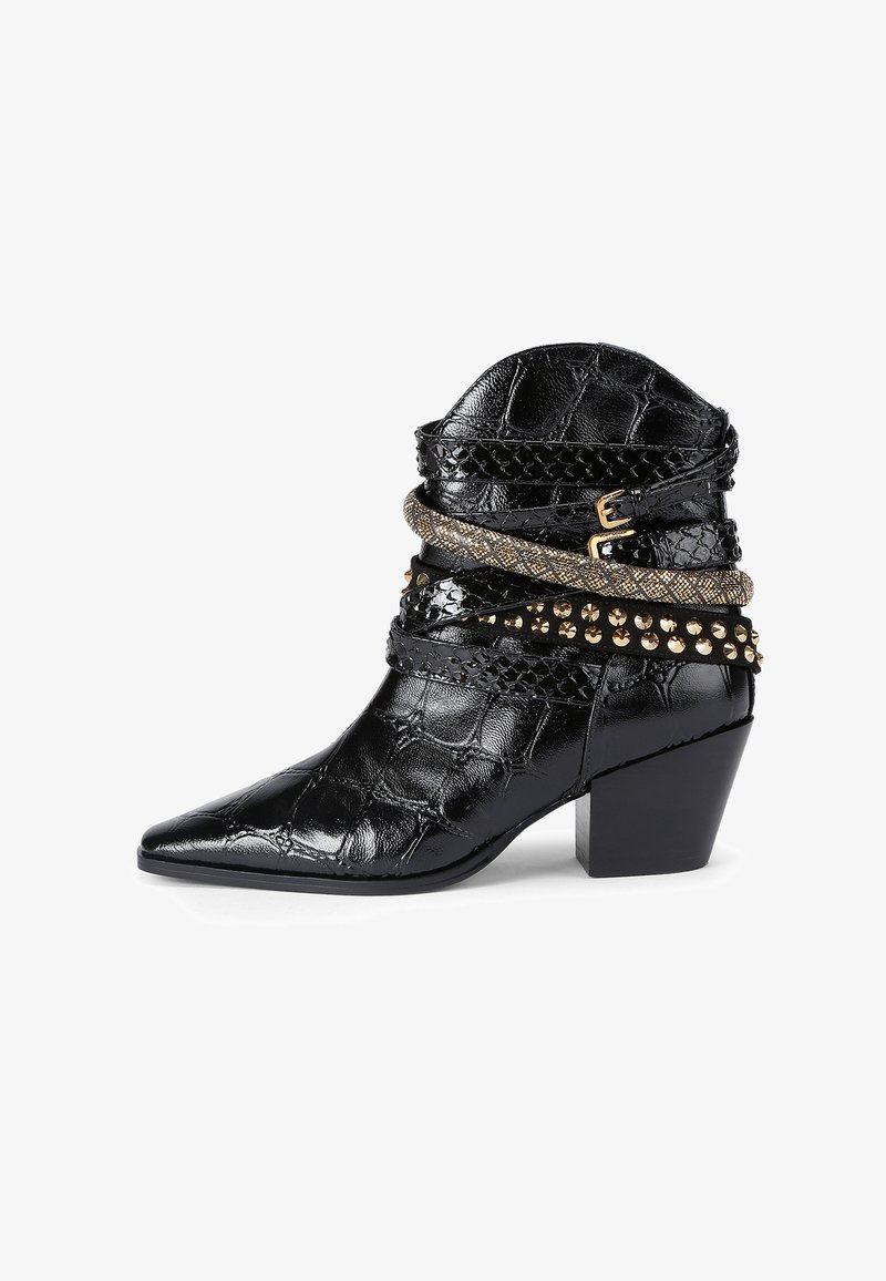 Bottes noires à la cheville avec une texture reptilienne brillante, un bout pointu et un petit talon carré. Elles présentent plusieurs sangles texturées et des clous dorés.