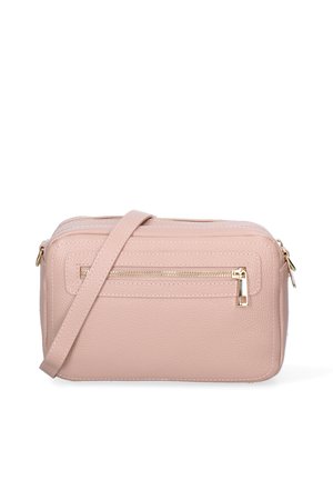 Borsa a tracolla in pelle rosa chiaro con texture, con cerniera dorata sulla tasca frontale e tracolla regolabile.