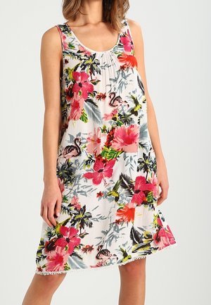 Robe sans manches florale en blanc avec des motifs tropicaux roses et verts, présentant un décolleté arrondi et une finition en dentelle à l'ourlet.