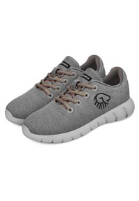 Graue Stoff-Sneaker mit orangefarbenen Schnürsenkeln, gepolstertem grauen Kragen und flexibler weißer Sohle. Mit einem Logo auf der Außenseite.