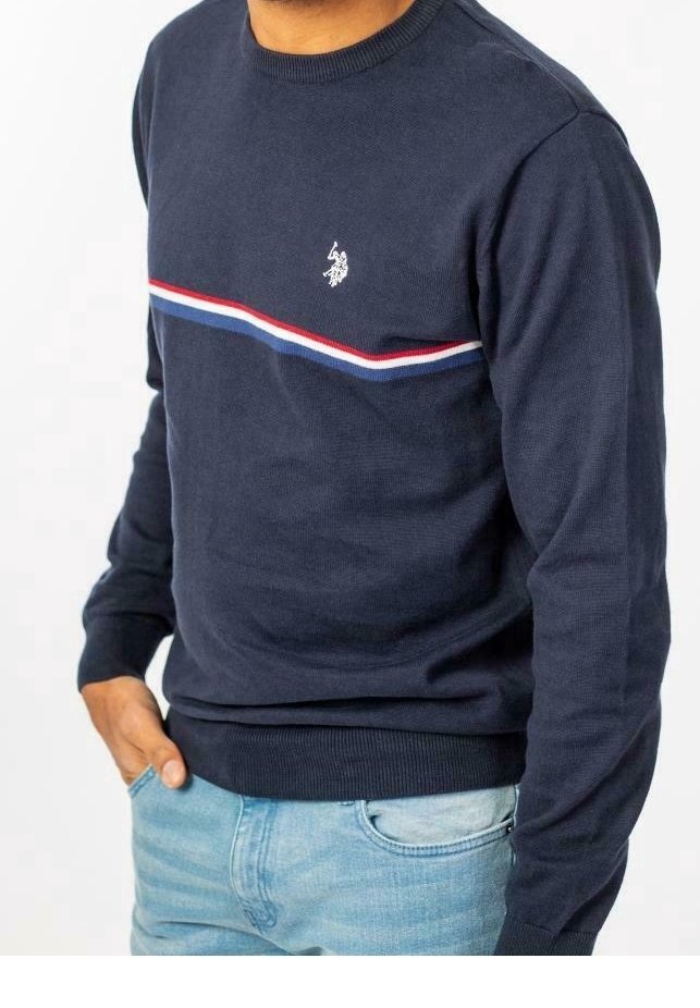 Suéter de punto azul marino con cuello redondo, mangas largas y una franja horizontal en rojo y blanco en el pecho.